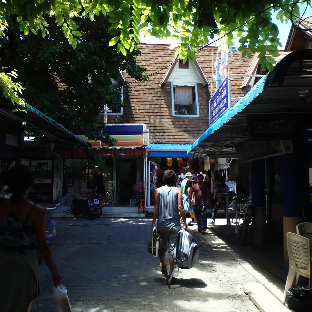 [タイの秘境・ピピ島とプーケットを巡る旅行記44] ピピ島のトンサイ地区は、お店がいっぱいの商業エリア