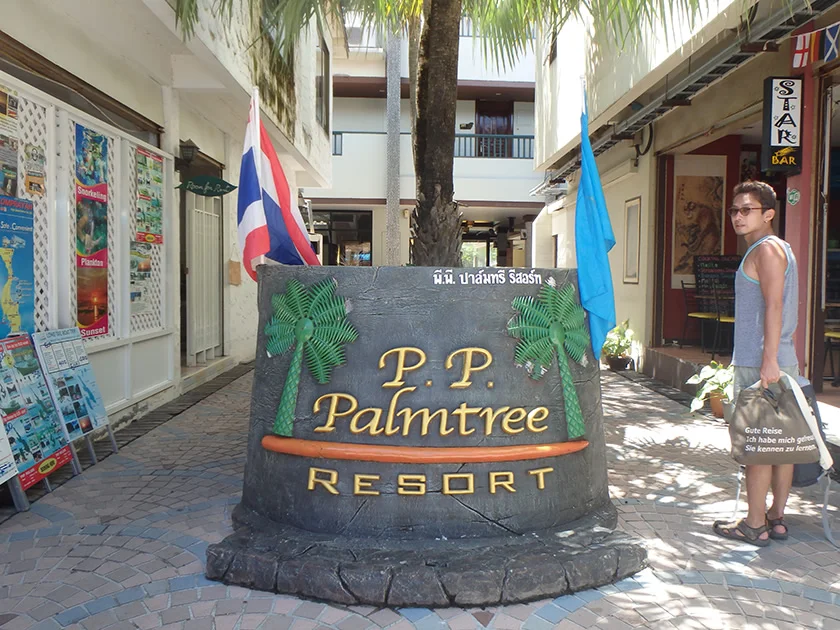 [タイの秘境・ピピ島とプーケットを巡る旅行記44] ピピ島のトンサイ地区は、お店がいっぱいの商業エリア