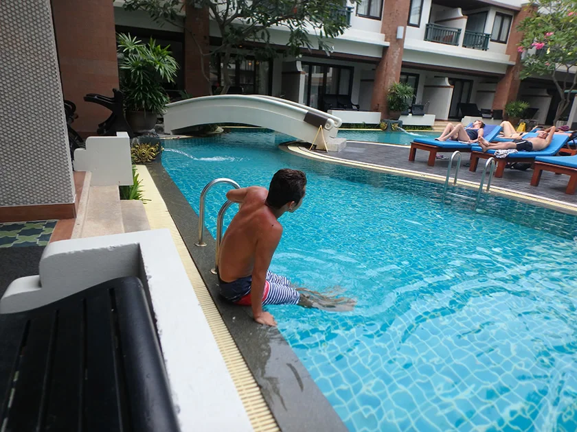 [タイの秘境・ピピ島とプーケットを巡る旅行記46] 熱中症はプールで冷やして回復させることが出来るのか？試してみた。