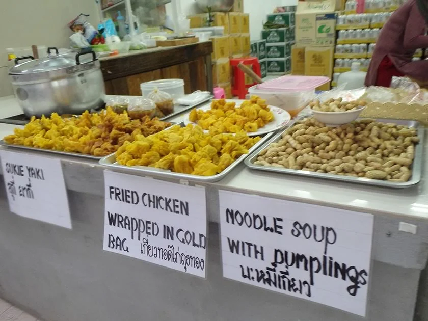 [タイの秘境・ピピ島とプーケットを巡る旅行記48] ピピ島中心部。バケツ酒売ってるとこ多すぎｗ