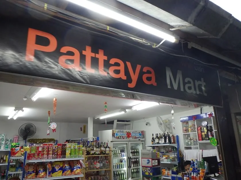 [タイの秘境・ピピ島とプーケットを巡る旅行記48] ピピ島中心部。バケツ酒売ってるとこ多すぎｗ