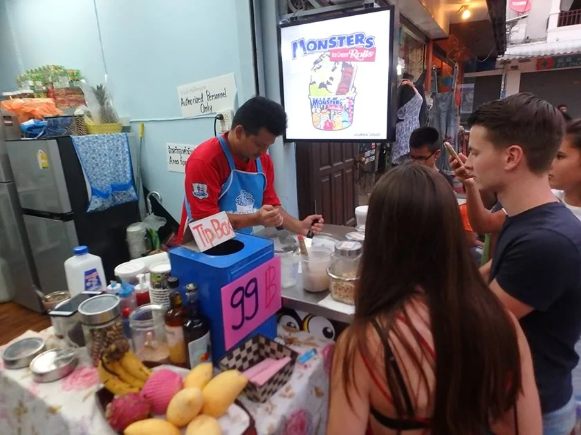 [タイの秘境・ピピ島とプーケットを巡る旅行記48] ピピ島中心部。バケツ酒売ってるとこ多すぎｗ
