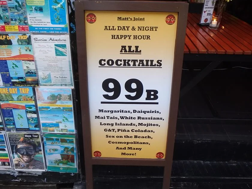 [タイの秘境・ピピ島とプーケットを巡る旅行記48] ピピ島中心部。バケツ酒売ってるとこ多すぎｗ