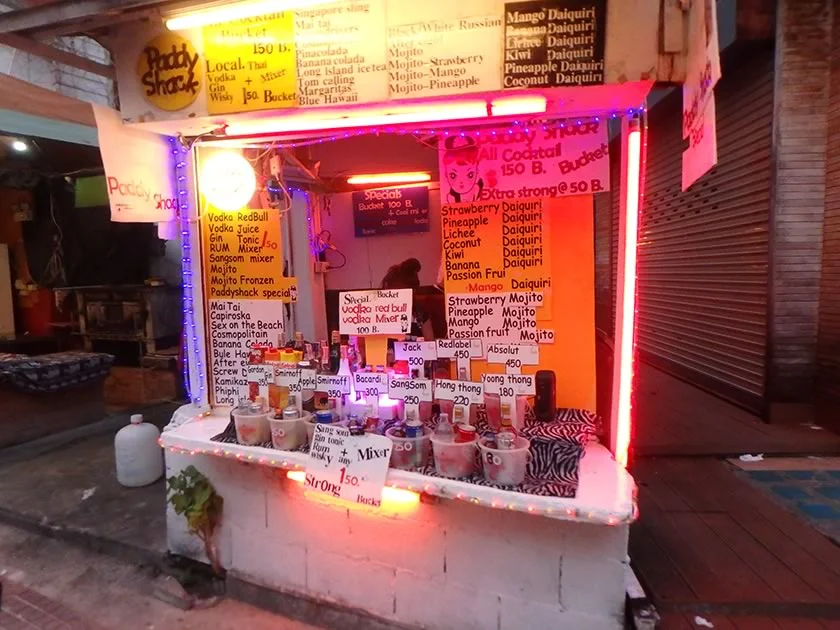 [タイの秘境・ピピ島とプーケットを巡る旅行記48] ピピ島中心部。バケツ酒売ってるとこ多すぎｗ