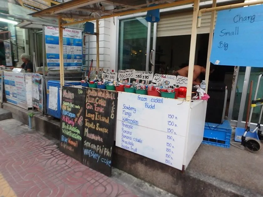 [タイの秘境・ピピ島とプーケットを巡る旅行記48] ピピ島中心部。バケツ酒売ってるとこ多すぎｗ