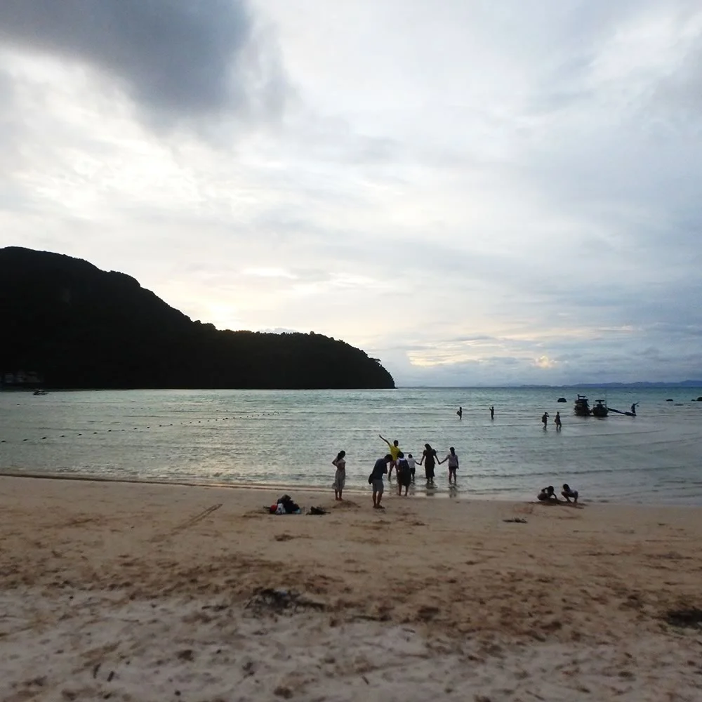 [タイの秘境・ピピ島とプーケットを巡る旅行記49] ピピ島（ピーピー島）のメインビーチ・ローダラムベイの夕暮れ時。