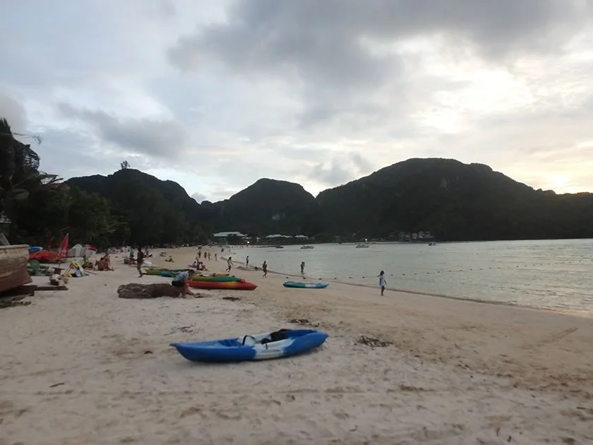 [タイの秘境・ピピ島とプーケットを巡る旅行記49] ピピ島（ピーピー島）のメインビーチ・ローダラムベイの夕暮れ時。
