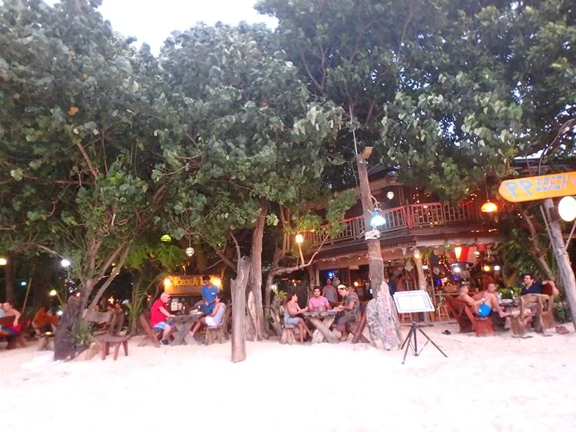 [タイの秘境・ピピ島とプーケットを巡る旅行記49] ピピ島（ピーピー島）のメインビーチ・ローダラムベイの夕暮れ時。