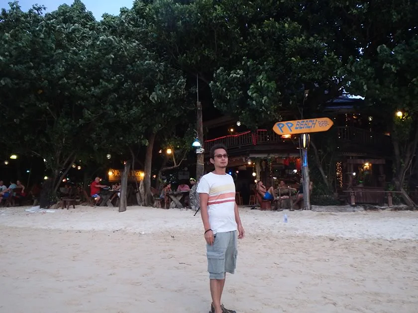 [タイの秘境・ピピ島とプーケットを巡る旅行記49] ピピ島（ピーピー島）のメインビーチ・ローダラムベイの夕暮れ時。