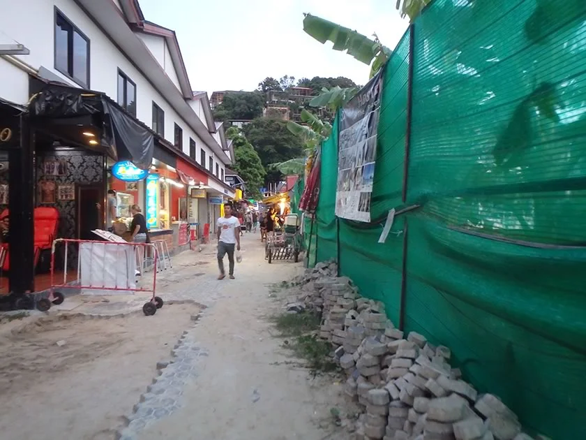 [タイの秘境・ピピ島とプーケットを巡る旅行記49] ピピ島（ピーピー島）のメインビーチ・ローダラムベイの夕暮れ時。