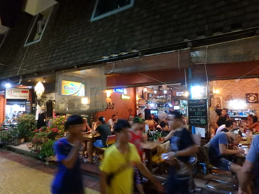 [タイの秘境・ピピ島とプーケットを巡る旅行記51] リーズナブルな価格帯の「宇宙のレストラン」