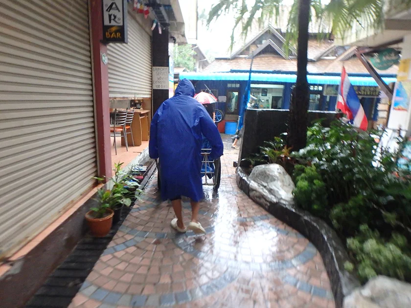 [タイの秘境・ピピ島とプーケットを巡る旅行記54] ピピパームツリーリゾートは雨の中でもちゃんと港まで送ってくれる。