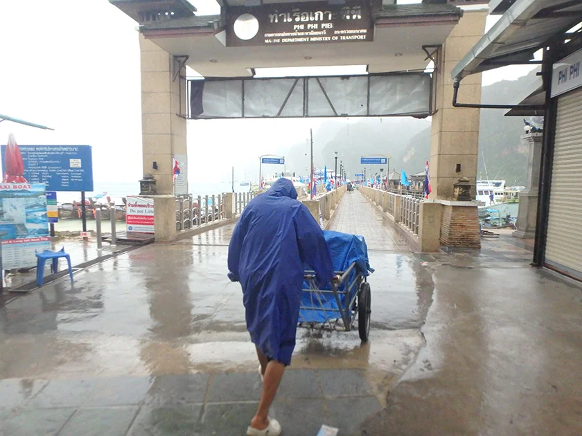 [タイの秘境・ピピ島とプーケットを巡る旅行記54] ピピパームツリーリゾートは雨の中でもちゃんと港まで送ってくれる。