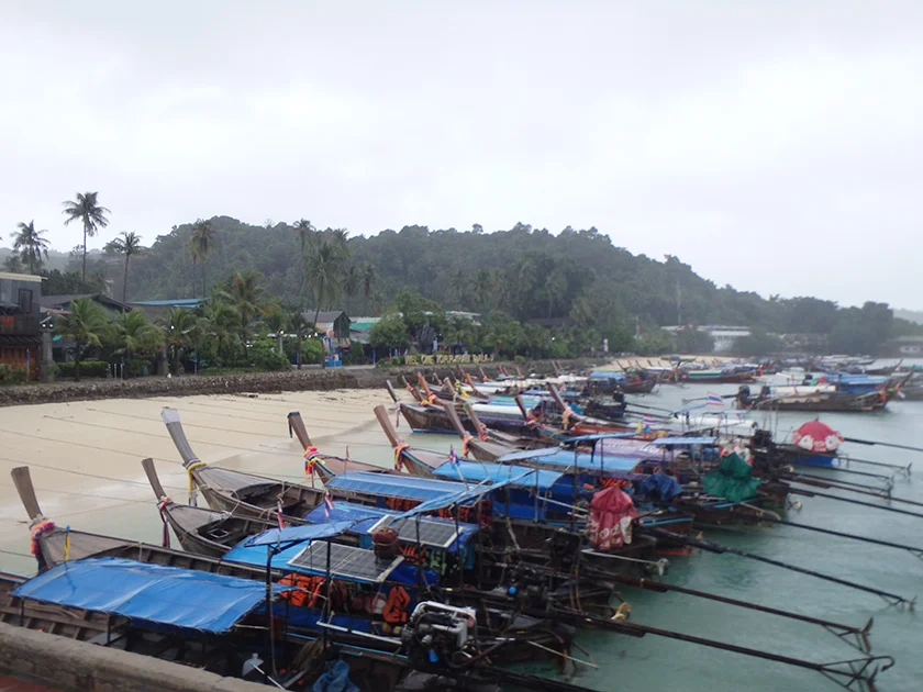 [タイの秘境・ピピ島とプーケットを巡る旅行記54] ピピパームツリーリゾートは雨の中でもちゃんと港まで送ってくれる。