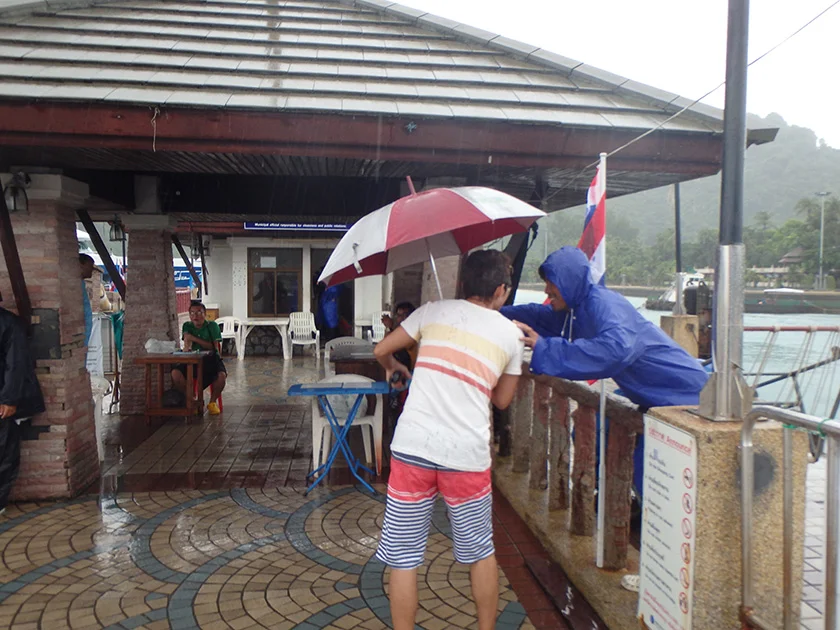 [タイの秘境・ピピ島とプーケットを巡る旅行記54] ピピパームツリーリゾートは雨の中でもちゃんと港まで送ってくれる。