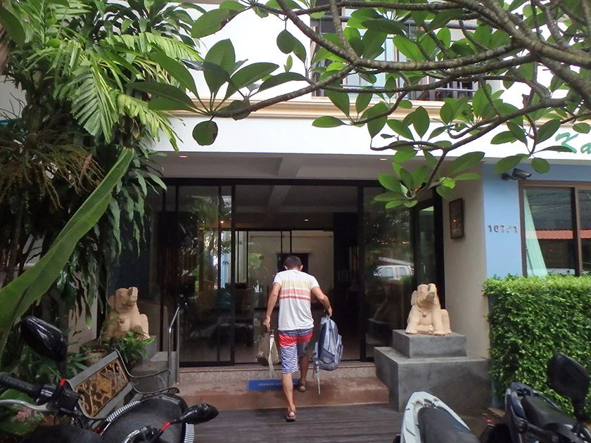 [タイの秘境・ピピ島とプーケットを巡る旅行記58] カマラビーチフロントアパートメントに到着。え！？アップグレード？