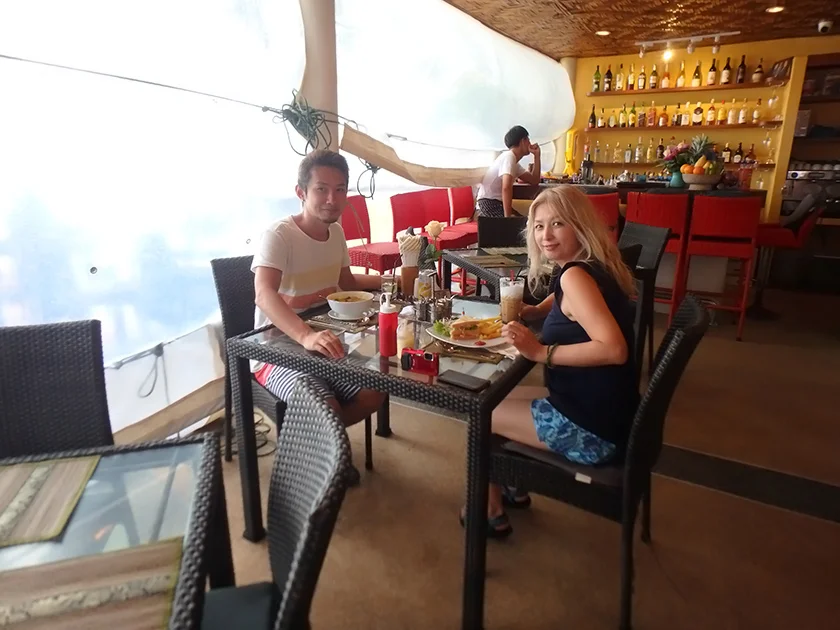[タイの秘境・ピピ島とプーケットを巡る旅行記62] このレストラン、なんでミヅキの大好物知ってるんだ？ｗ