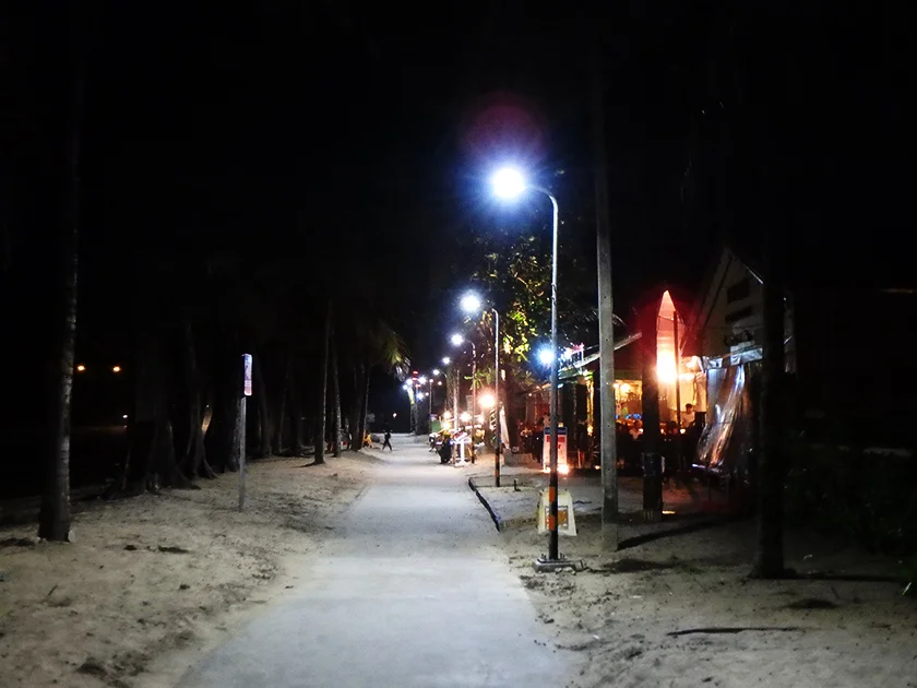 [タイの秘境・ピピ島とプーケットを巡る旅行記66] 夜のプーケット・カマラビーチ。何処のレストランも閉まってて選択肢がない。