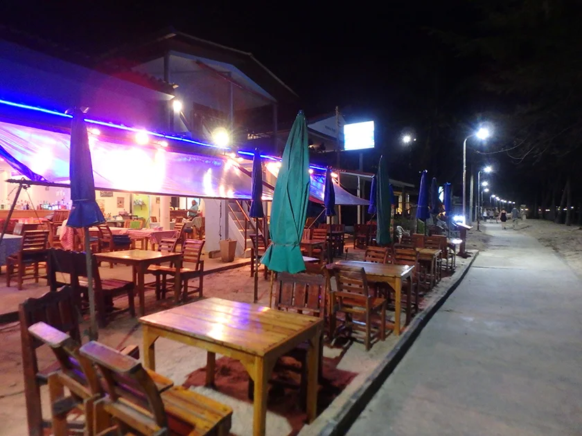 [タイの秘境・ピピ島とプーケットを巡る旅行記66] 夜のプーケット・カマラビーチ。何処のレストランも閉まってて選択肢がない。