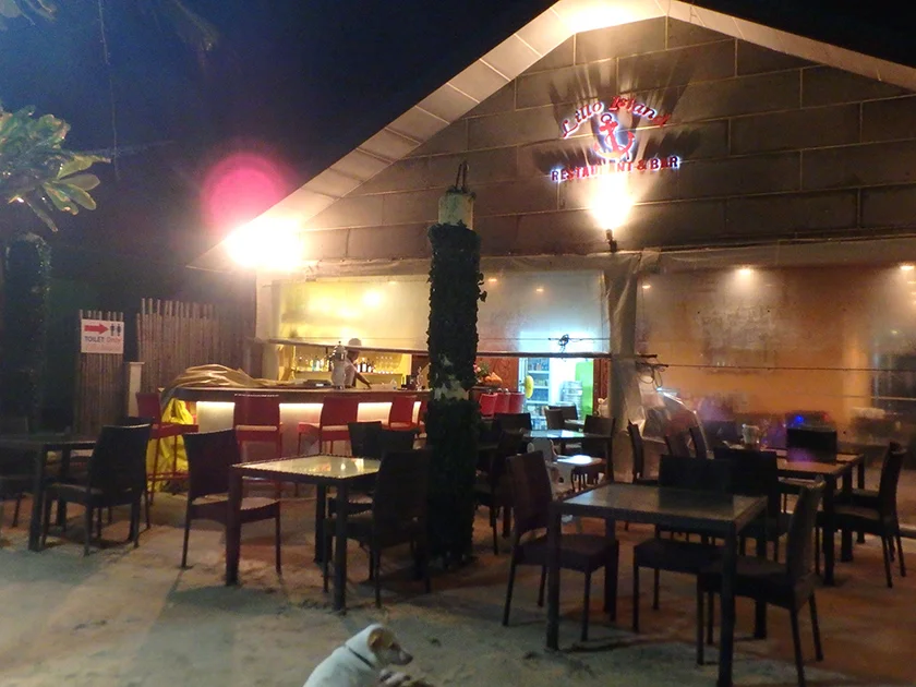 [タイの秘境・ピピ島とプーケットを巡る旅行記66] 夜のプーケット・カマラビーチ。何処のレストランも閉まってて選択肢がない。