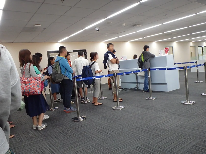 [タイの秘境・ピピ島とプーケットを巡る旅行記70] FLY-THURU（フライスルー）での乗り継ぎ。みんな一緒に乗り継ぎカウンターに。