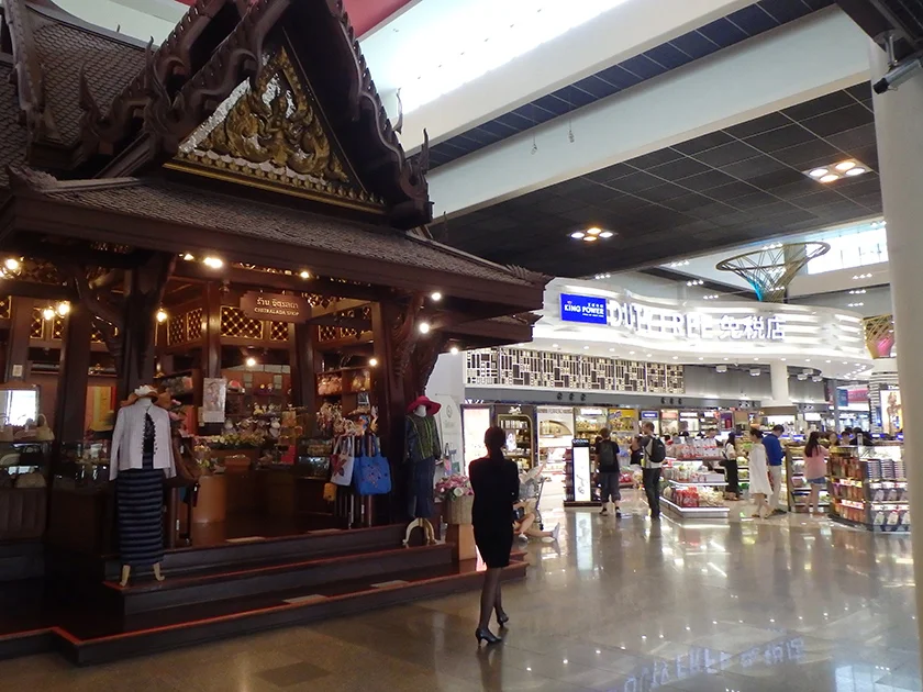 [タイの秘境・ピピ島とプーケットを巡る旅行記70] FLY-THURU（フライスルー）での乗り継ぎ。みんな一緒に乗り継ぎカウンターに。