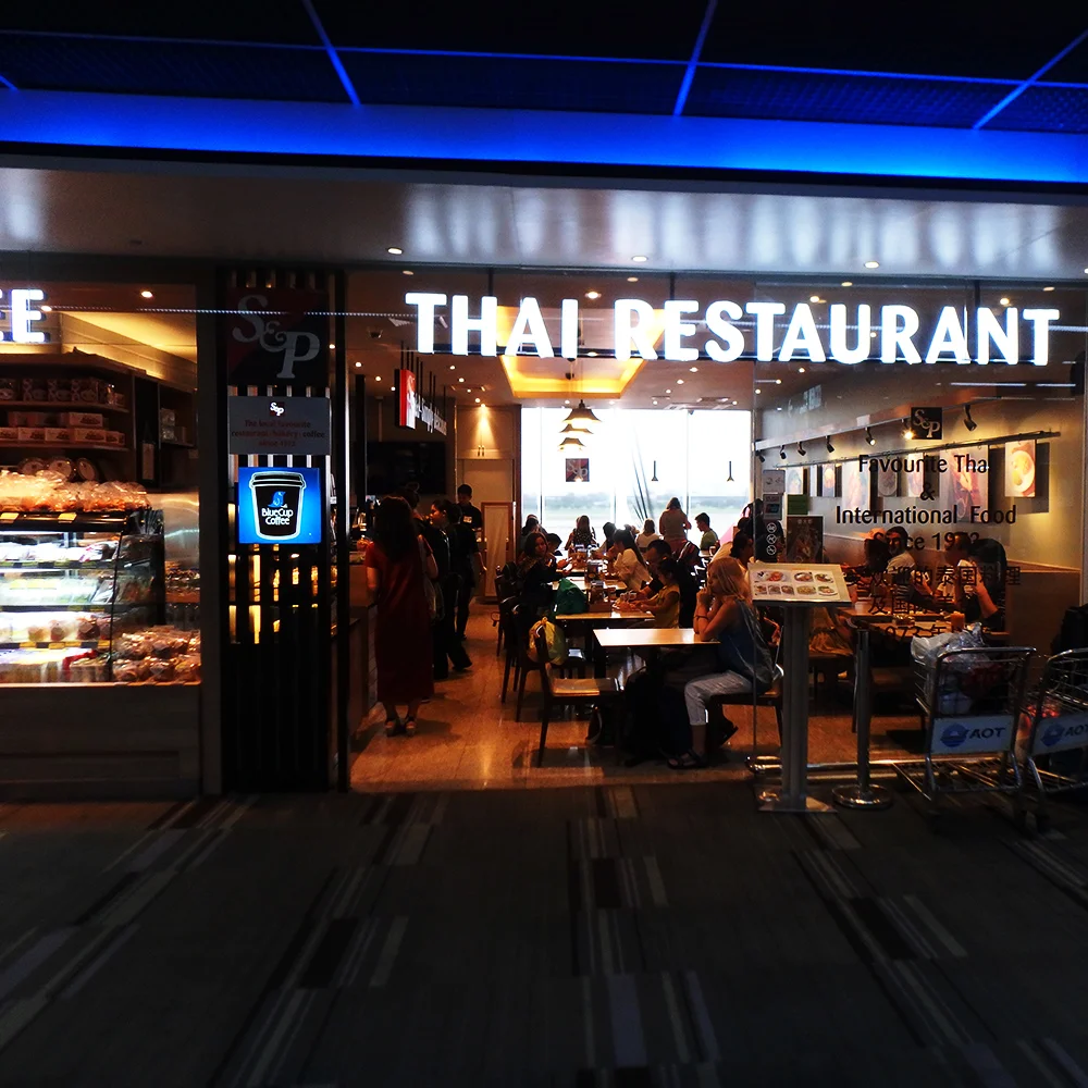[タイの秘境・ピピ島とプーケットを巡る旅行記70] FLY-THURU（フライスルー）での乗り継ぎ。みんな一緒に乗り継ぎカウンターに。