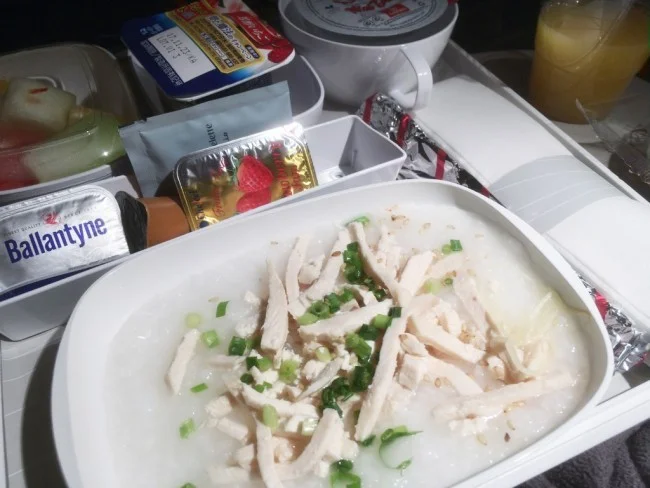 [エミレーツ航空で往復1.9万円！爆安フランス・パリ旅行記13] 眼下に砂漠が見える。もうすぐドバイに到着だ♪