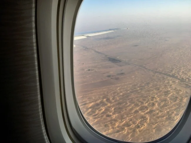 [エミレーツ航空で往復1.9万円！爆安フランス・パリ旅行記13] 眼下に砂漠が見える。もうすぐドバイに到着だ♪
