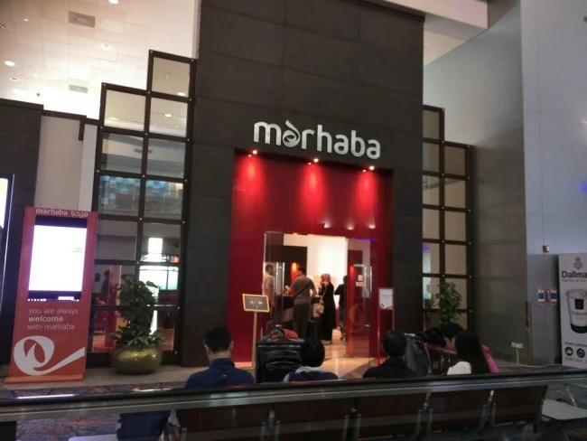 【エミレーツ航空の日本ーフランス1.9万円の激安航空券で行く パリ 旅行記 ブログ 15】ドバイ国際空港でプライオリティパスで入れるラウンジ「Marhaba Lounge - マルハバラウンジ」