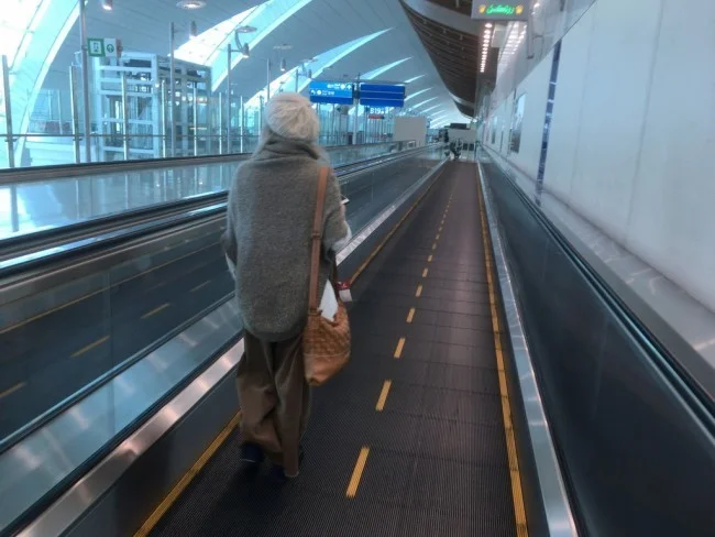 [エミレーツ航空で往復1.9万円！爆安フランス・パリ旅行記18] モリオとミヅキまた迷子。ここからは入れません in ドバイ国際空港