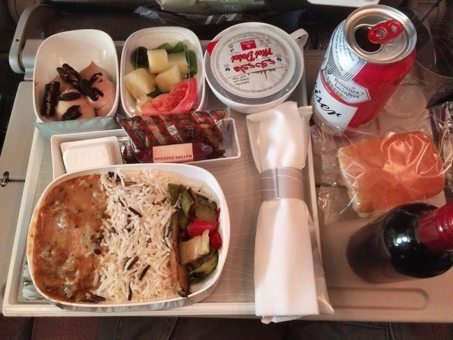[エミレーツ航空で往復1.9万円！爆安フランス・パリ旅行記21] エミレーツ航空EK075便の機内食は美味しい♪ そしてパリに（やっと）到着！