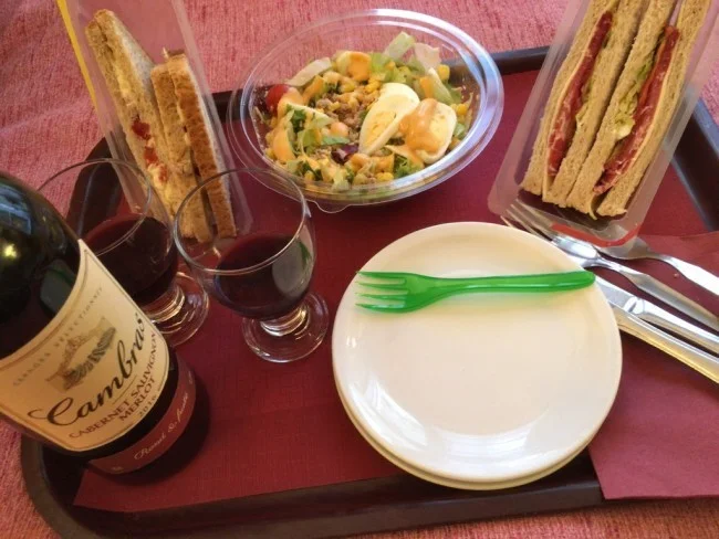 【エミレーツ航空の日本ーフランス1.9万円の激安航空券で行く パリ 旅行記 ブログ 27】外のレストランは何処も高いから、近所のコンビニでサラダでも買って食べようか。。。
