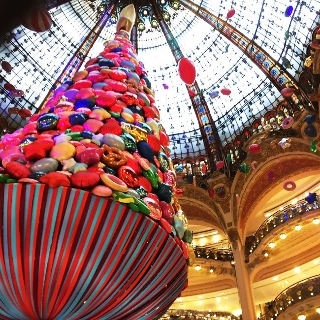 [エミレーツ航空で往復1.9万円！爆安フランス・パリ旅行記44] ギャラリー・ラファイエットのクリスマスツリーは本当にデカい。