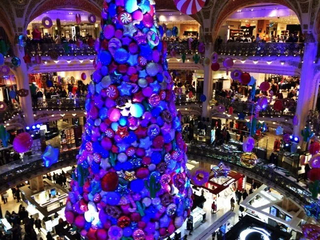[エミレーツ航空で往復1.9万円！爆安フランス・パリ旅行記44] ギャラリー・ラファイエットのクリスマスツリーは本当にデカい。