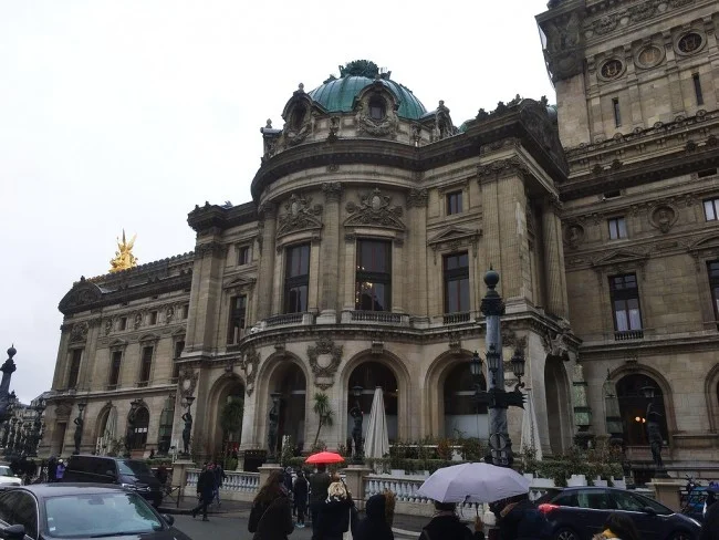 [エミレーツ航空で往復1.9万円！爆安フランス・パリ旅行記45] ルーヴル美術館隣接のショッピングモール「Carrousel du Louvre」へ。また雨がキツくなってきた（汗）。