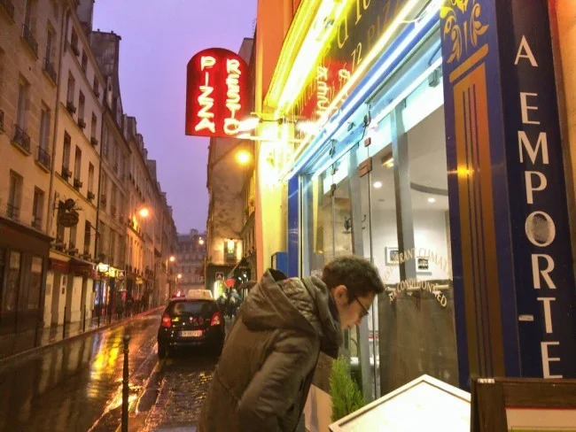 【エミレーツ航空の日本ーフランス1.9万円の激安航空券で行く パリ 旅行記 ブログ 48】雨に凍える私達を迎え入れてくれたイタリアンレストラン「La Fontaine d'Italie」