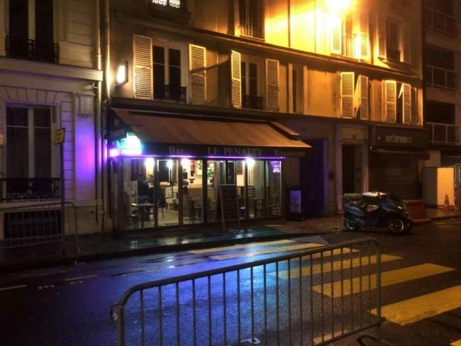 [エミレーツ航空で往復1.9万円！爆安フランス・パリ旅行記49] コンビニといえど週末は20時前には店を閉めるらしい、、、待ってくれ！俺はサラミが買いたいんだ（汗）