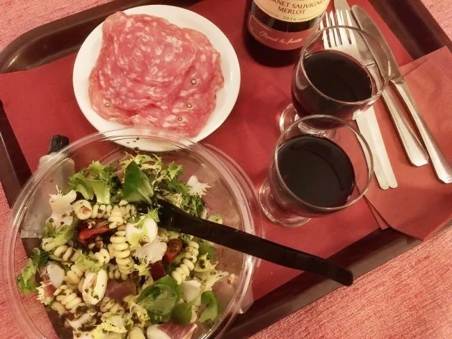 [エミレーツ航空で往復1.9万円！爆安フランス・パリ旅行記49] コンビニといえど週末は20時前には店を閉めるらしい、、、待ってくれ！俺はサラミが買いたいんだ（汗）