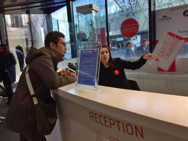 [エミレーツ航空で往復1.9万円！爆安フランス・パリ旅行記53] この「ボーグルネル・ショッピングモール」にはスーパーマーケットは入ってないよ。