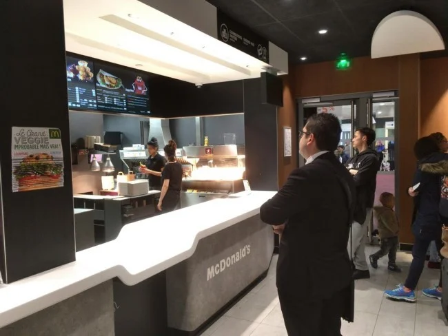 [エミレーツ航空で往復1.9万円！爆安フランス・パリ旅行記65] シャルルドゴール空港の2A＆2Cには、13時30分以降に使えるPPラウンジが無い！