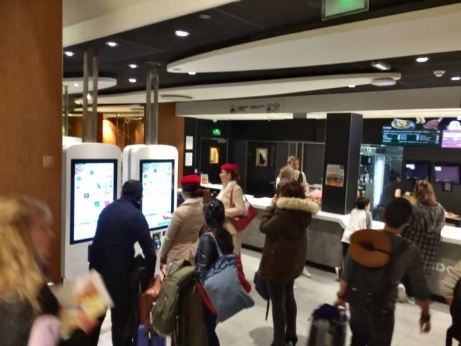 [エミレーツ航空で往復1.9万円！爆安フランス・パリ旅行記66] カビゴン、フランスで頑張ってな！お前を置いて私たちは行くよ。
