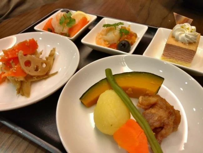 [北欧とアフリカを巡る年末年始の冒険旅行記：北欧編3] JALサクララウンジでカレー食べるよ♪