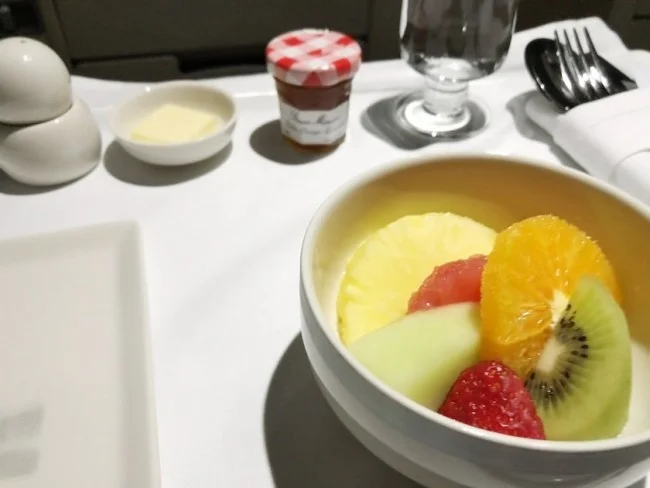 [北欧とアフリカを巡る年末年始の冒険旅行記：北欧編5] シンガポール航空ビジネスクラスの機内食（夜食版）