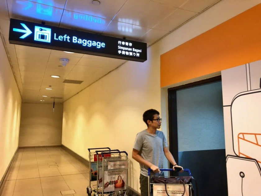 [北欧とアフリカを巡る年末年始の冒険旅行記：北欧編9] チャンギ国際空港の荷物預かり所。うーん、これ預ける値段＋地下鉄代でバッグ買えそうじゃない？
