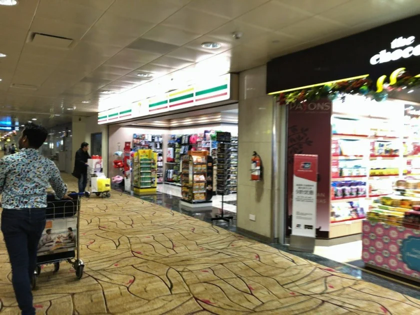[北欧とアフリカを巡る年末年始の冒険旅行記：北欧編9] チャンギ国際空港の荷物預かり所。うーん、これ預ける値段＋地下鉄代でバッグ買えそうじゃない？