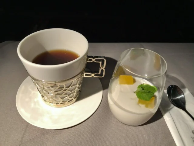 [北欧とアフリカを巡る年末年始の冒険旅行記：北欧編14] ターキッシュエアラインズのビジネスクラスの機内食はなんとシェフがオーダーを取りに来る♪