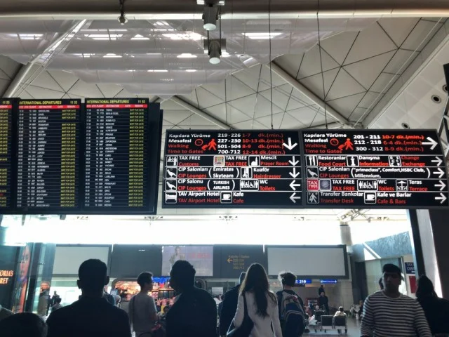 [北欧とアフリカを巡る年末年始の冒険旅行記：北欧編19] ラウンジを出て出発ゲートへ。ラウンジからゲートへは異様に遠い。。。