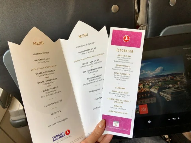 [北欧とアフリカを巡る年末年始の冒険旅行記：北欧編20] ターキッシュエアラインズのビジネスクラス短距離線。2時間でもこんな料理が出てくるのか（汗）