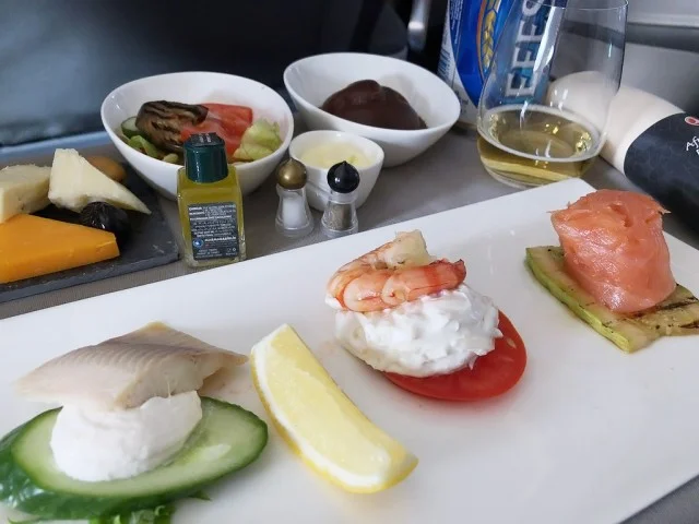 [北欧とアフリカを巡る年末年始の冒険旅行記：北欧編20] ターキッシュエアラインズのビジネスクラス短距離線。2時間でもこんな料理が出てくるのか（汗）